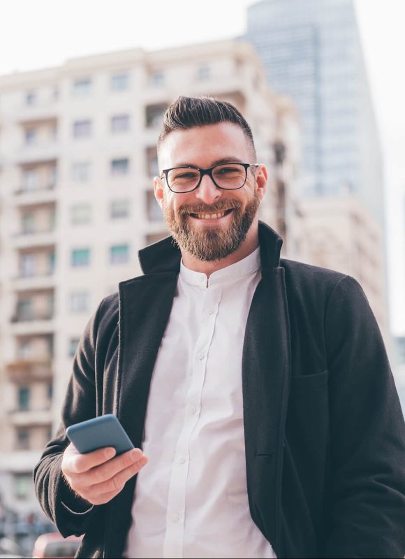 young-bearded-caucasian-man-holding-smartphone-smi-2022-01-22-00-02-24-utc-e1661612815962.jpg